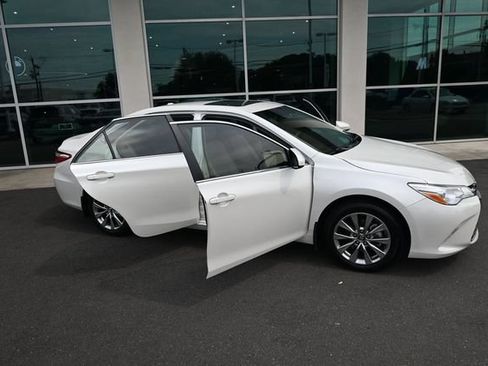 Used 2017 Toyota Camry XLE w/ Moonroof Package FWD image 38