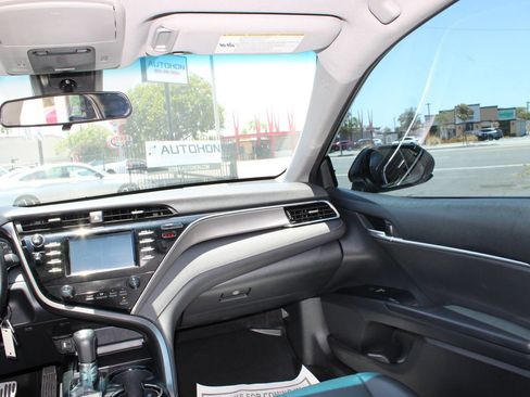 Used 2018 Toyota Camry SE FWD image 28