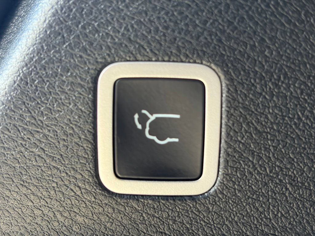 Certified 2025 Chrysler Pacifica Select FWD image 12