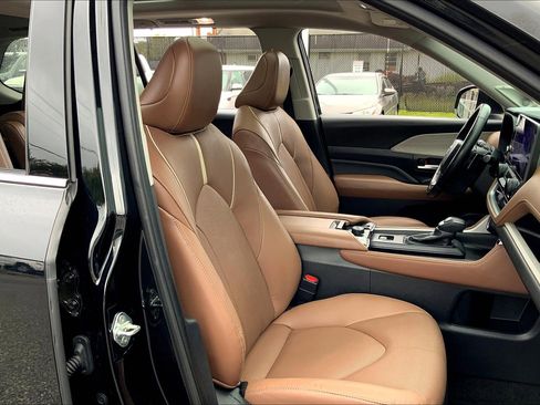 Used 2024 Toyota Grand Highlander Platinum image 9