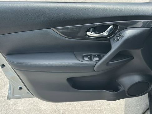 Used 2018 Nissan Rogue SV image 17