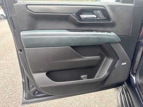 Used 2025 GMC Yukon XL AT4 AWD/4WD image 9