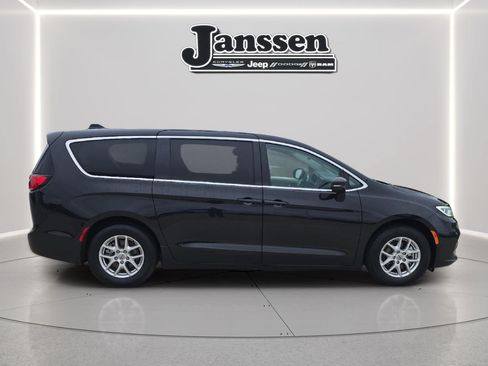 Used 2023 Chrysler Pacifica Touring-L FWD image 6