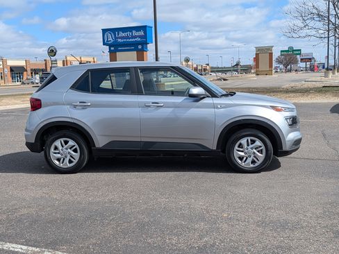 Certified 2023 Hyundai Venue SE image 6