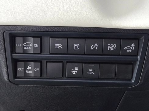 Used 2025 Toyota Sequoia Capstone AWD/4WD image 26