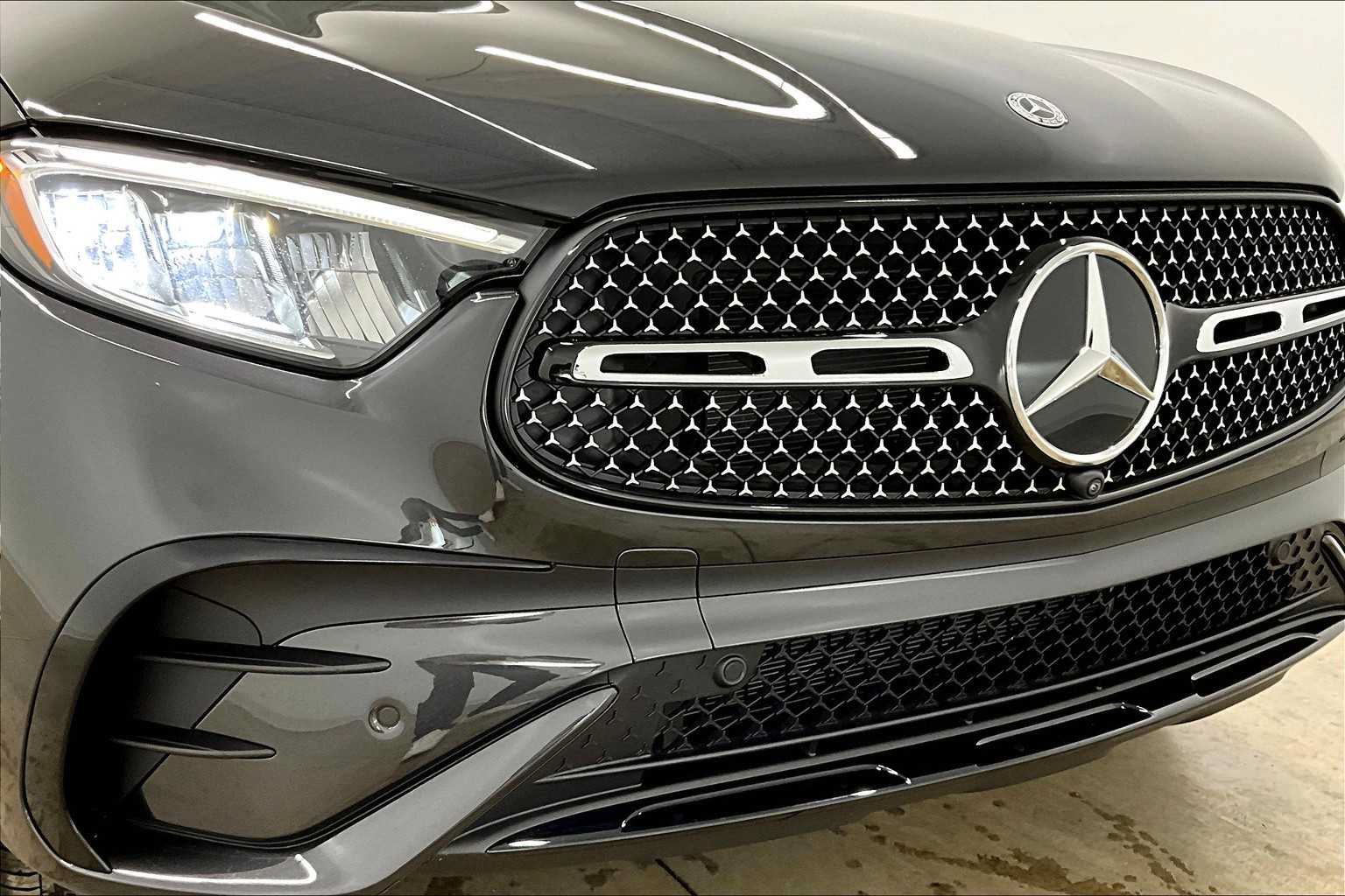 Used 2025 Mercedes-Benz GLC 300 4MATIC image 29