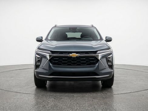 Used 2025 Chevrolet Trax LT FWD image 2