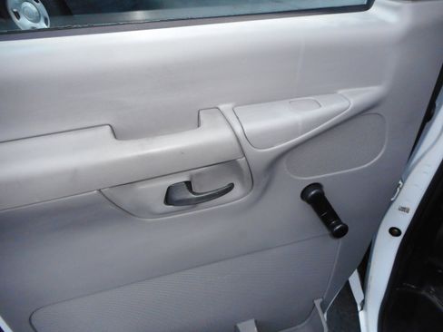 Used 2002 Ford E-350 and Econoline 350 XL image 17