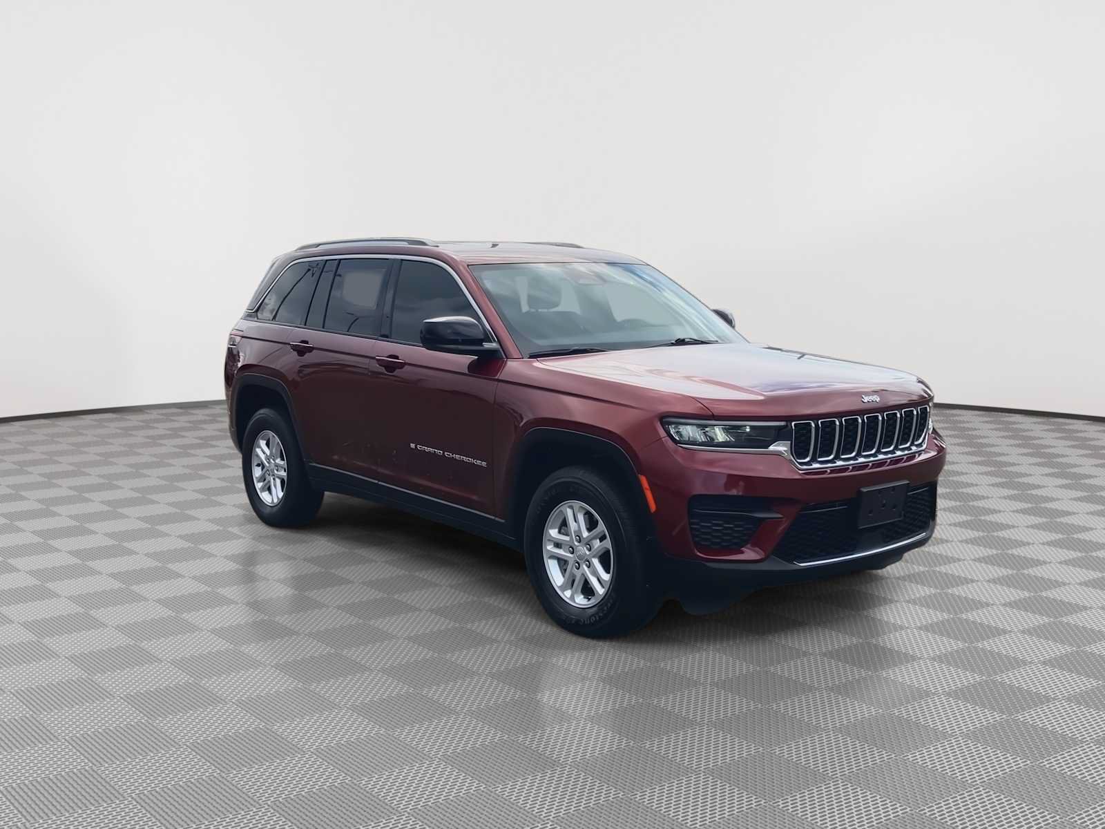 Used 2023 Jeep Grand Cherokee Laredo AWD/4WD image 2