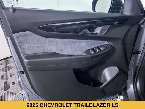 Used 2025 Chevrolet TrailBlazer LS w/ LS Convenience Package AWD/4WD image 11
