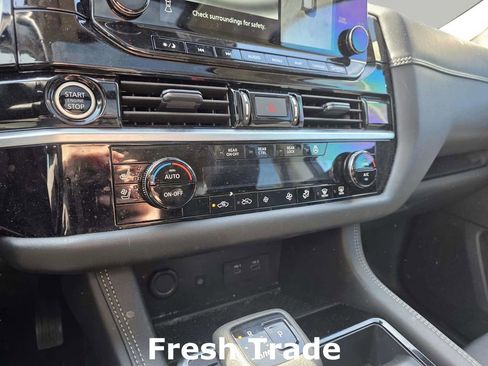 Used 2024 Nissan Pathfinder Platinum image 17