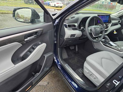 New 2026 Toyota Highlander Platinum AWD/4WD image 22