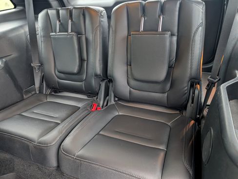 Used 2017 Ford Explorer XLT w/ Equipment Group 202A image 9