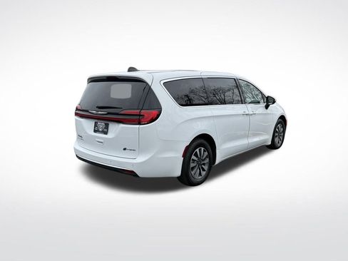 Used 2023 Chrysler Pacifica Touring-L image 7