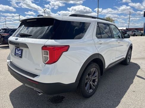 Used 2023 Ford Explorer XLT w/ Equipment Group 202A AWD/4WD image 4
