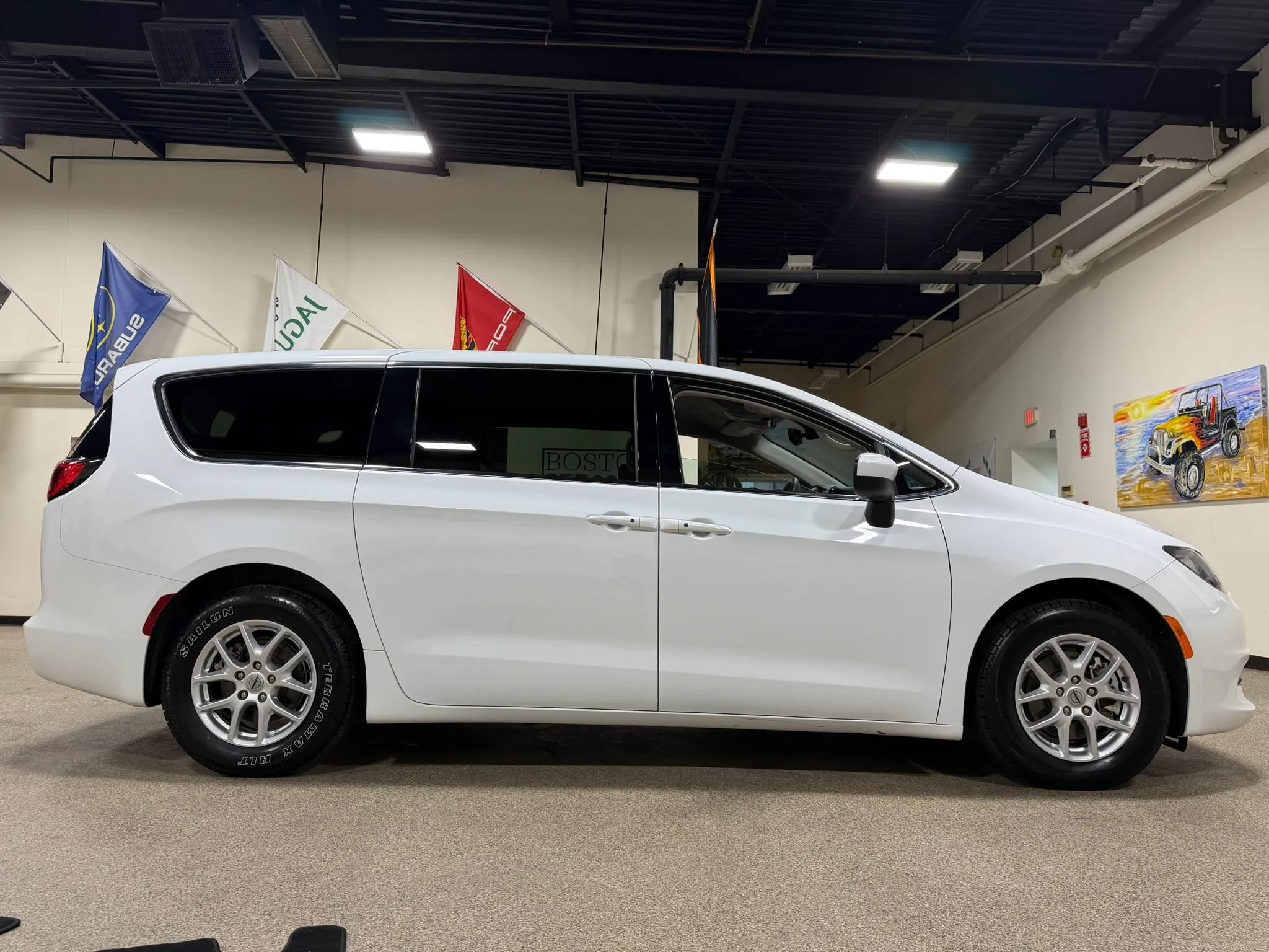 Used 2023 Chrysler Voyager LX FWD image 4