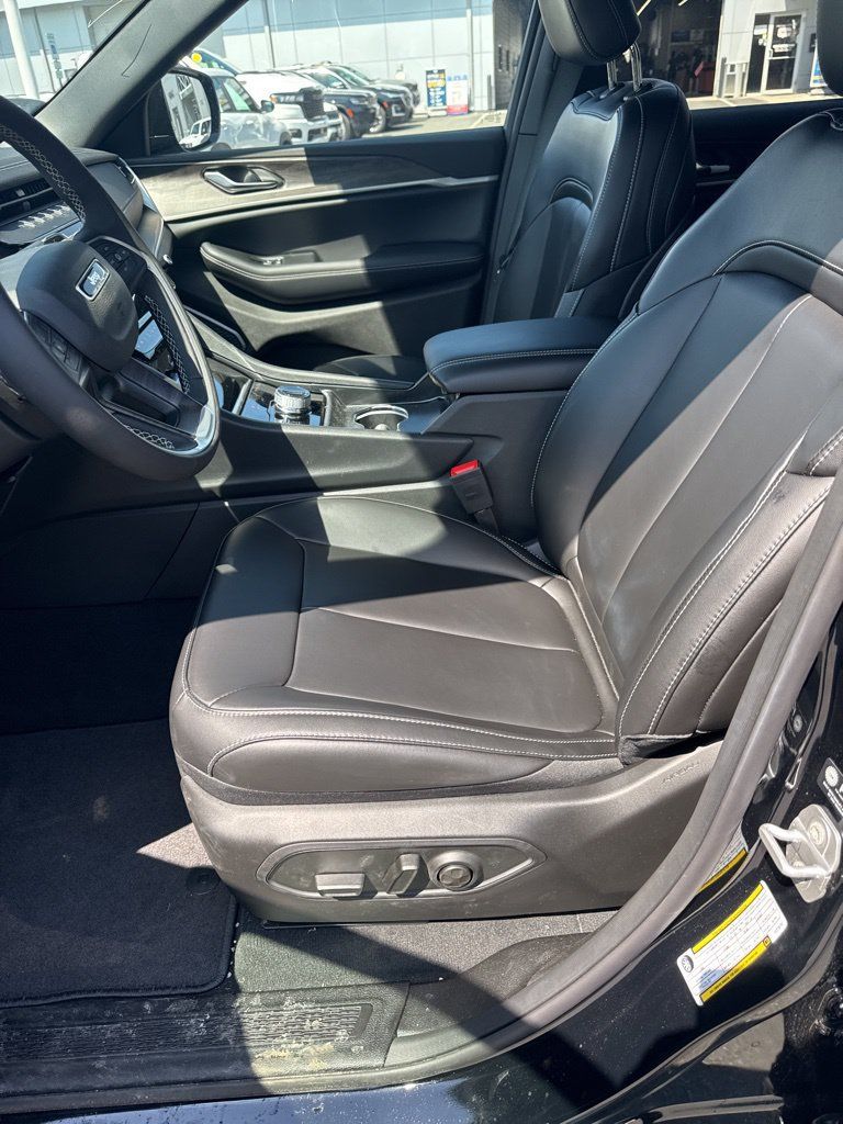 New 2026 Jeep Grand Cherokee Limited w/ MOPAR Finishing Package AWD/4WD image 9