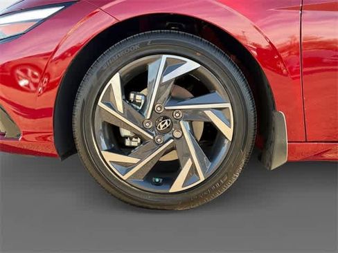 Certified 2025 Hyundai Elantra SEL image 9