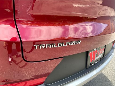 Used 2025 Chevrolet TrailBlazer LT FWD image 24