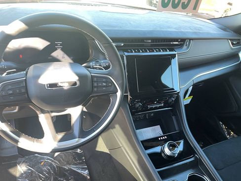 New 2025 Jeep Grand Cherokee L Altitude image 15