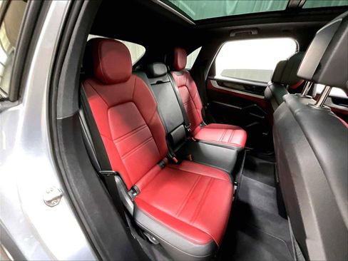Used 2024 Porsche Cayenne image 32