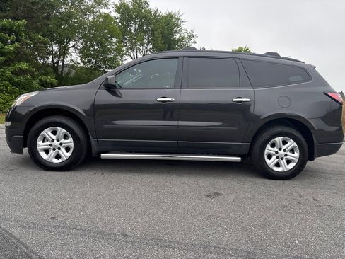 Used 2017 Chevrolet Traverse LS FWD image 2