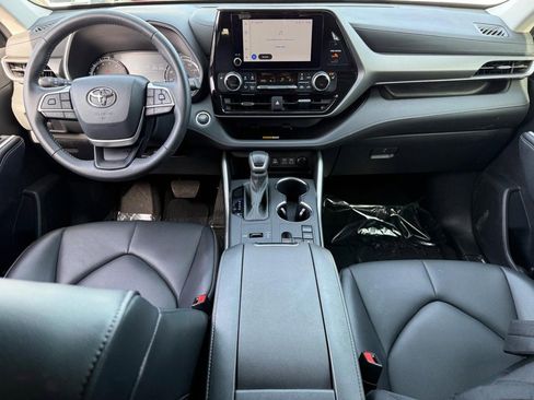 Used 2024 Toyota Highlander LE image 13