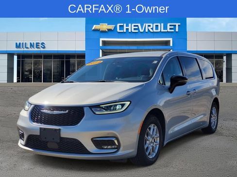 Used 2024 Chrysler Pacifica Touring-L FWD image 2