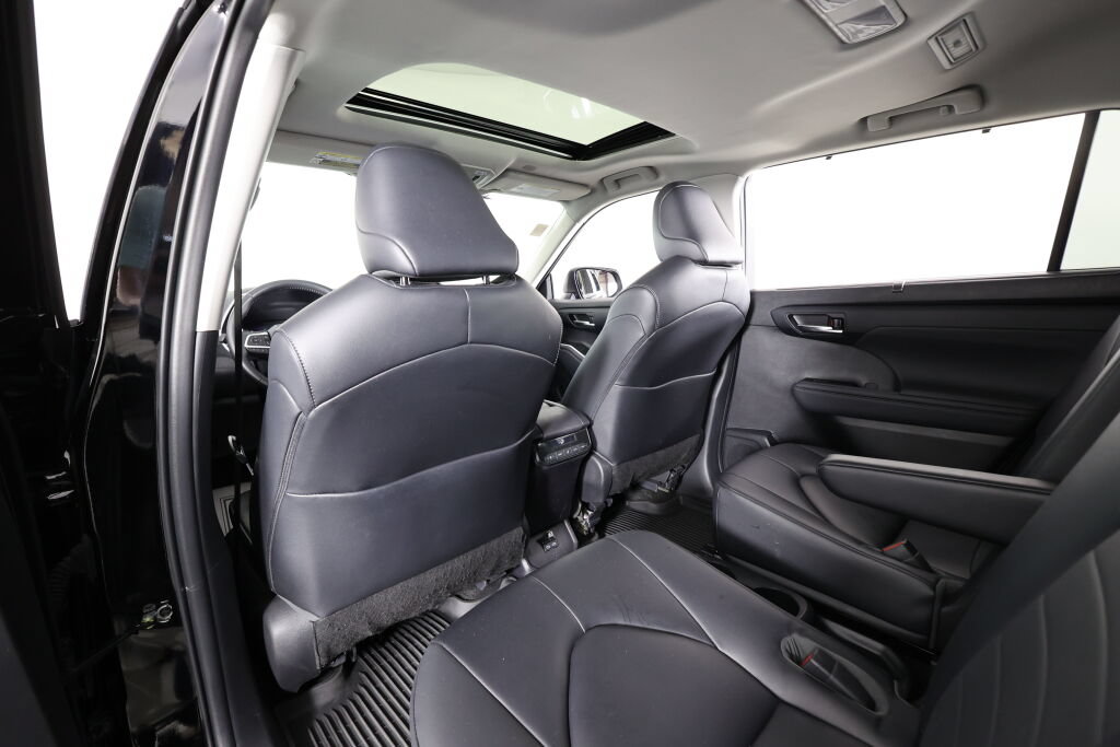 Used 2023 Toyota Highlander XLE AWD/4WD image 14