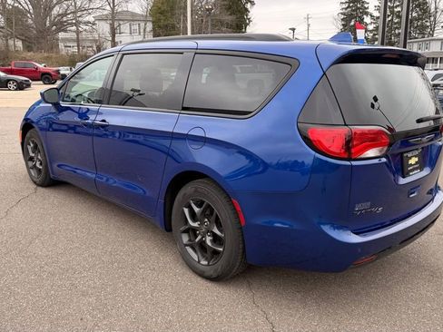 Used 2019 Chrysler Pacifica Touring-L Plus w/ S Appearance Package image 5