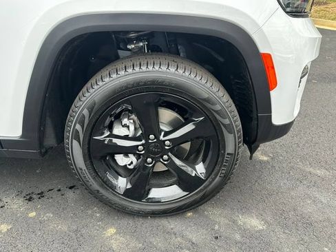 New 2025 Jeep Grand Cherokee Limited w/ Black Appearance Package AWD/4WD image 12