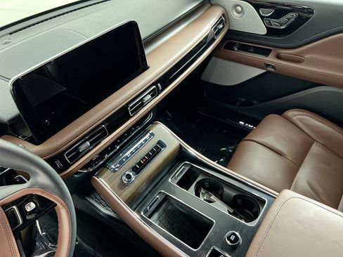 Used 2025 Lincoln Aviator Reserve w/ Luxury Package RWD image 23