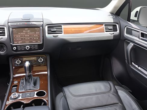 Used 2015 Volkswagen Touareg VR6 AWD/4WD image 17