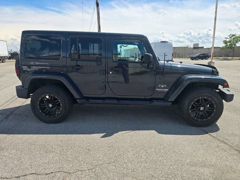Used 2018 Jeep Wrangler Unlimited Sahara AWD/4WD image 2