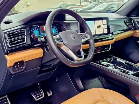 Used 2024 Volkswagen Atlas Cross Sport SEL R-Line image 5