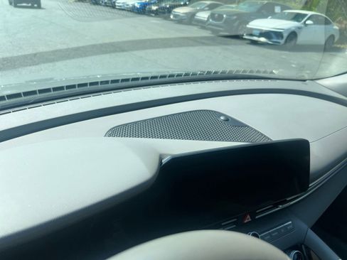 Used 2025 Hyundai Elantra SEL image 17