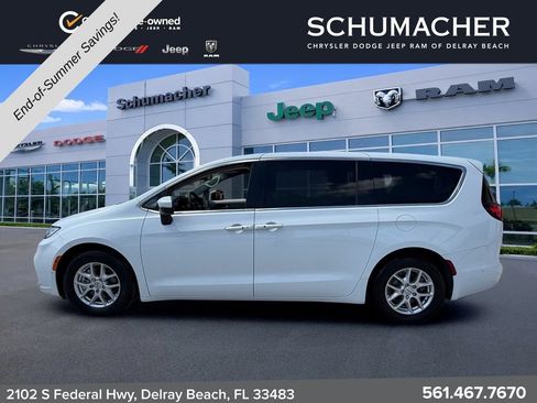Used 2023 Chrysler Pacifica Touring-L FWD image 4