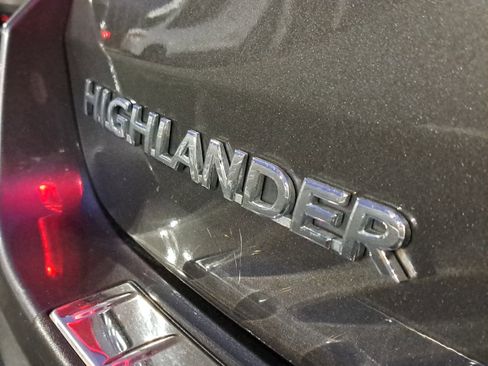 Certified 2018 Toyota Highlander Plus w/ Carpet Mat Package (TMS) image 7