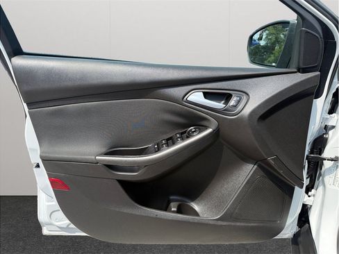 Used 2016 Ford Focus SE w/ Equipment Group 201A FWD image 18