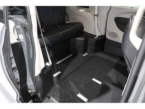 Used 2022 Chrysler Pacifica Touring-L FWD image 18