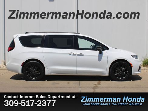 Used 2025 Chrysler Pacifica Limited FWD image 1