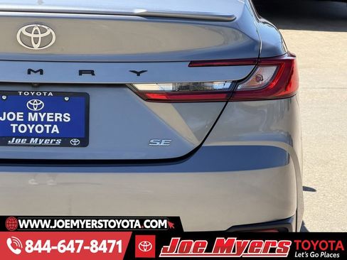 Used 2025 Toyota Camry SE w/ Convenience Package image 9