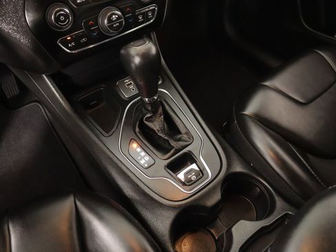 Used 2019 Jeep Cherokee Latitude Plus w/ Comfort/Convenience Group image 7