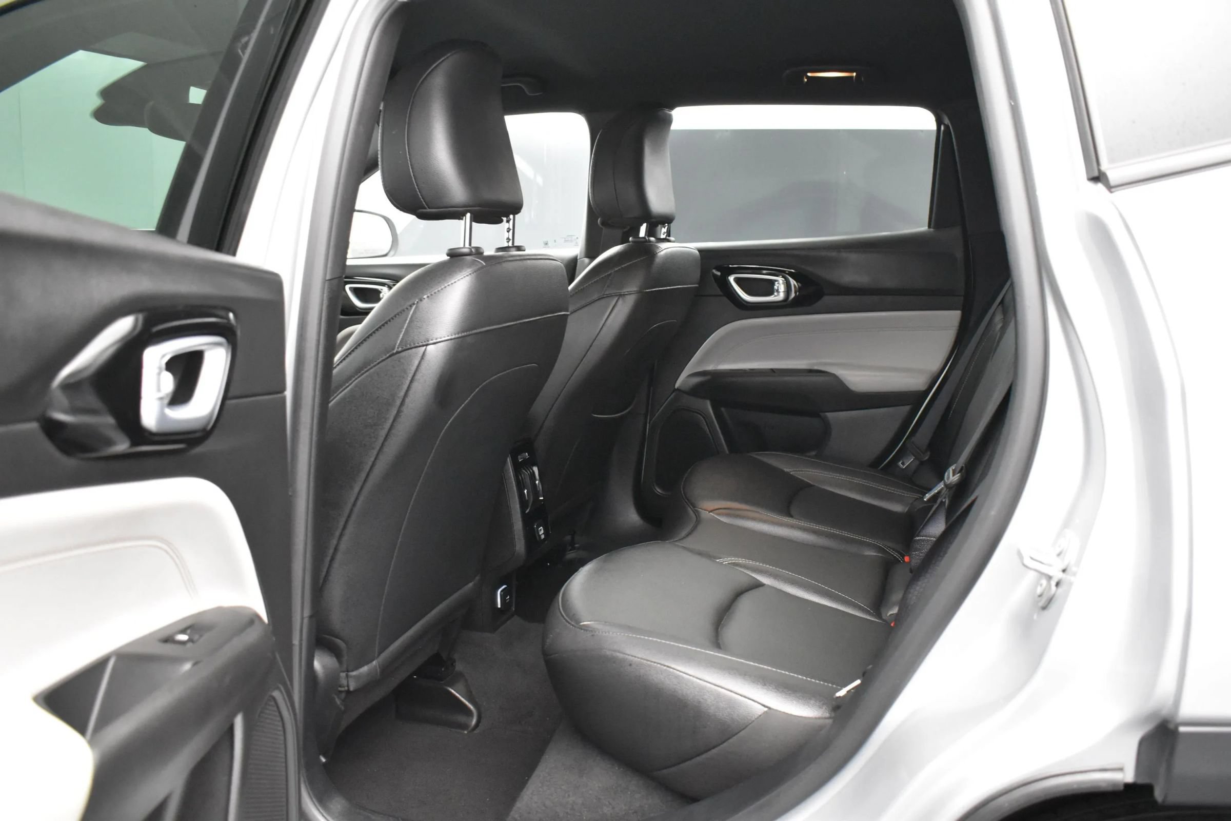 Used 2025 Jeep Compass Limited AWD/4WD image 15
