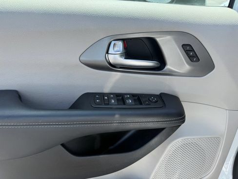 Used 2023 Chrysler Pacifica Touring-L FWD image 5