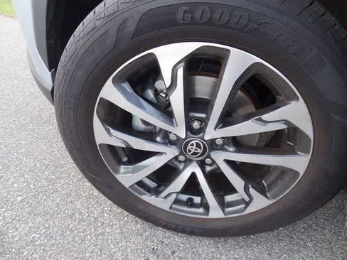 Used 2025 Toyota Corolla Cross XLE AWD/4WD image 31