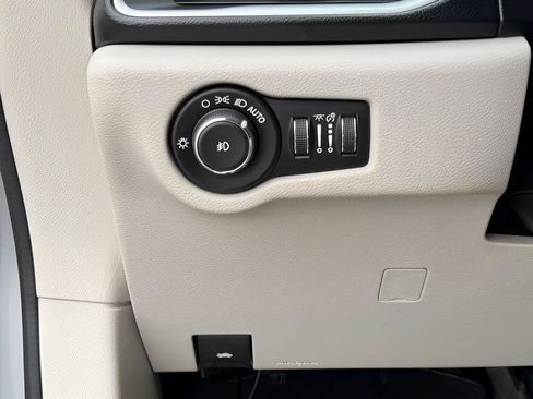 Used 2019 Chrysler Pacifica Touring-L image 45