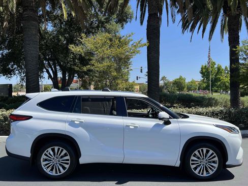 Used 2023 Toyota Highlander Platinum image 19
