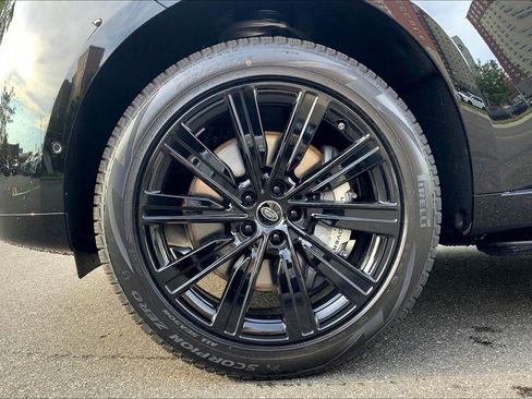 New 2025 Land Rover Range Rover SE image 11