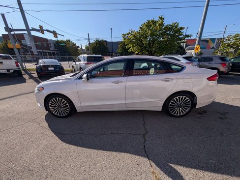 Used 2017 Ford Fusion SE w/ Fusion SE Technology Package image 9